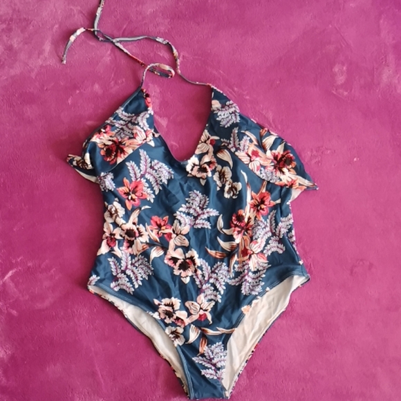 SHEIN Other - NWT Halter neck bathing suit